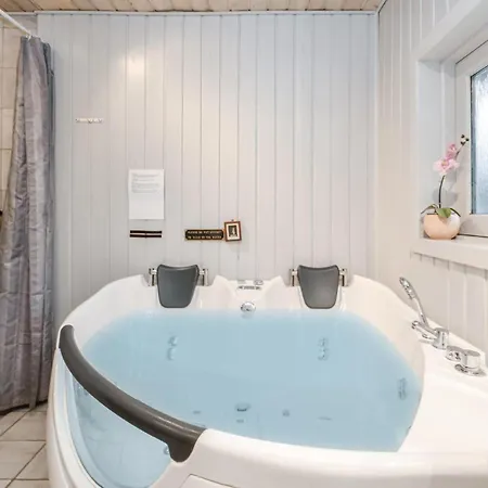 4 Bedroom Gorgeous In بيت للعطل Blåvand